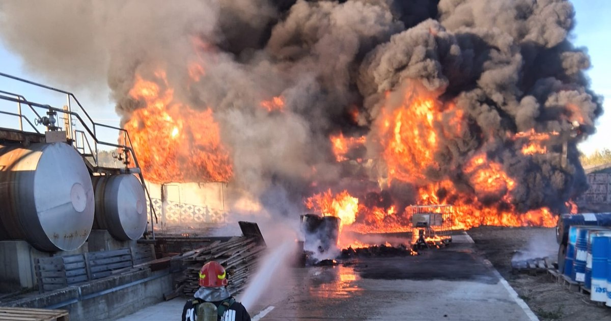 Incendiu la o hală de depozitare a vopselurilor și diluanților în județul Vâlcea