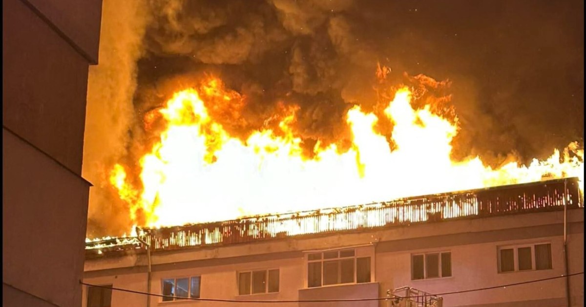 Incendiu major la un bloc din Suceava: acoperișul a ars pe o suprafață de 400 de metri pătrați