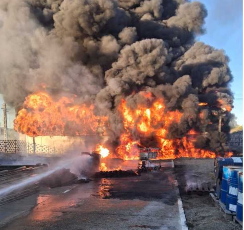 Incendiu la o hală cu vopsea și diluant în Sutești, Vâlcea. Au fost emise mesaje RO-ALERT