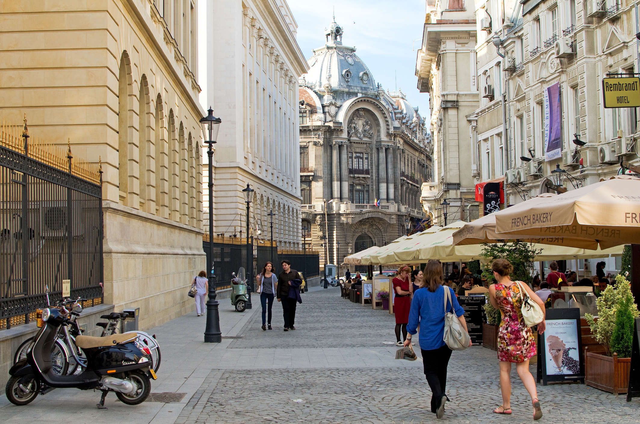 Impactul crizei politice asupra economiei României: costuri crescute la dobânzi și presiune asupra leului