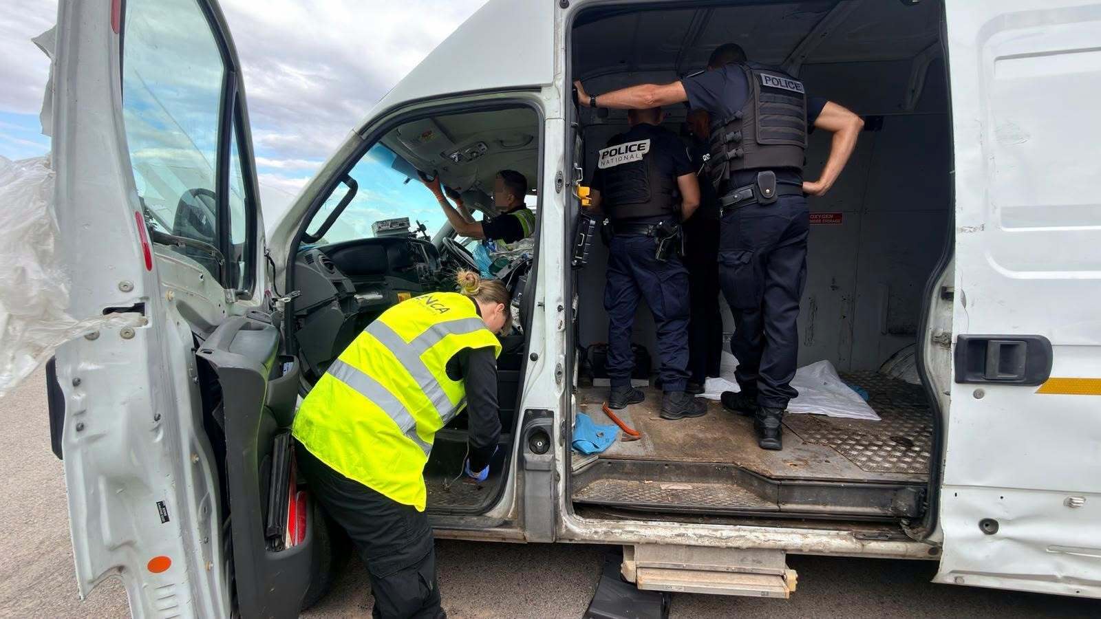 Operațiune internațională la granița Bulgariei: au fost confiscate droguri, arme și produse contrafăcute