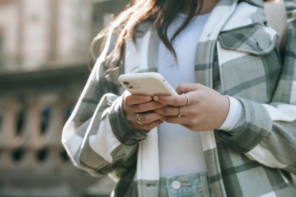 Avertisment DNSC: SMS-uri frauduloase care pretind că există amenzi de parcare neplătite