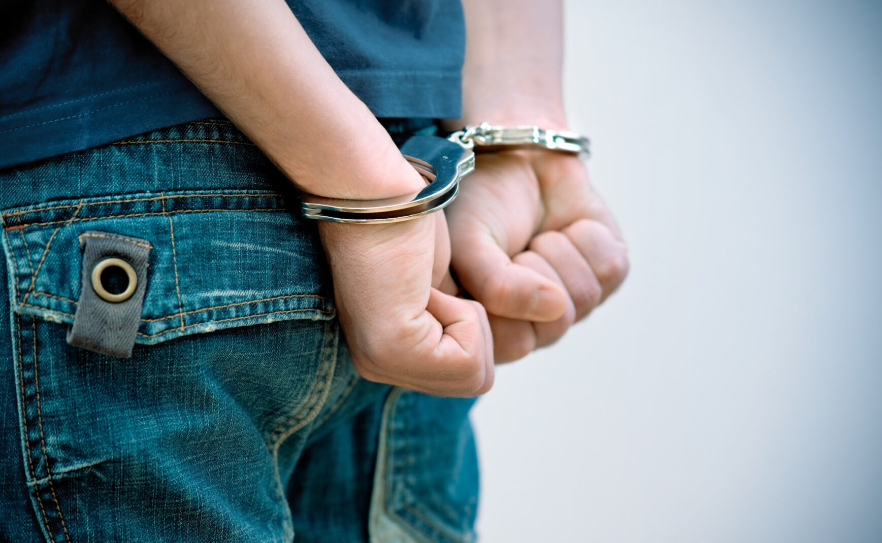 Trapperul Ian a fost reținut de poliție după ce a fost filmat urinând pe scenă la un concert