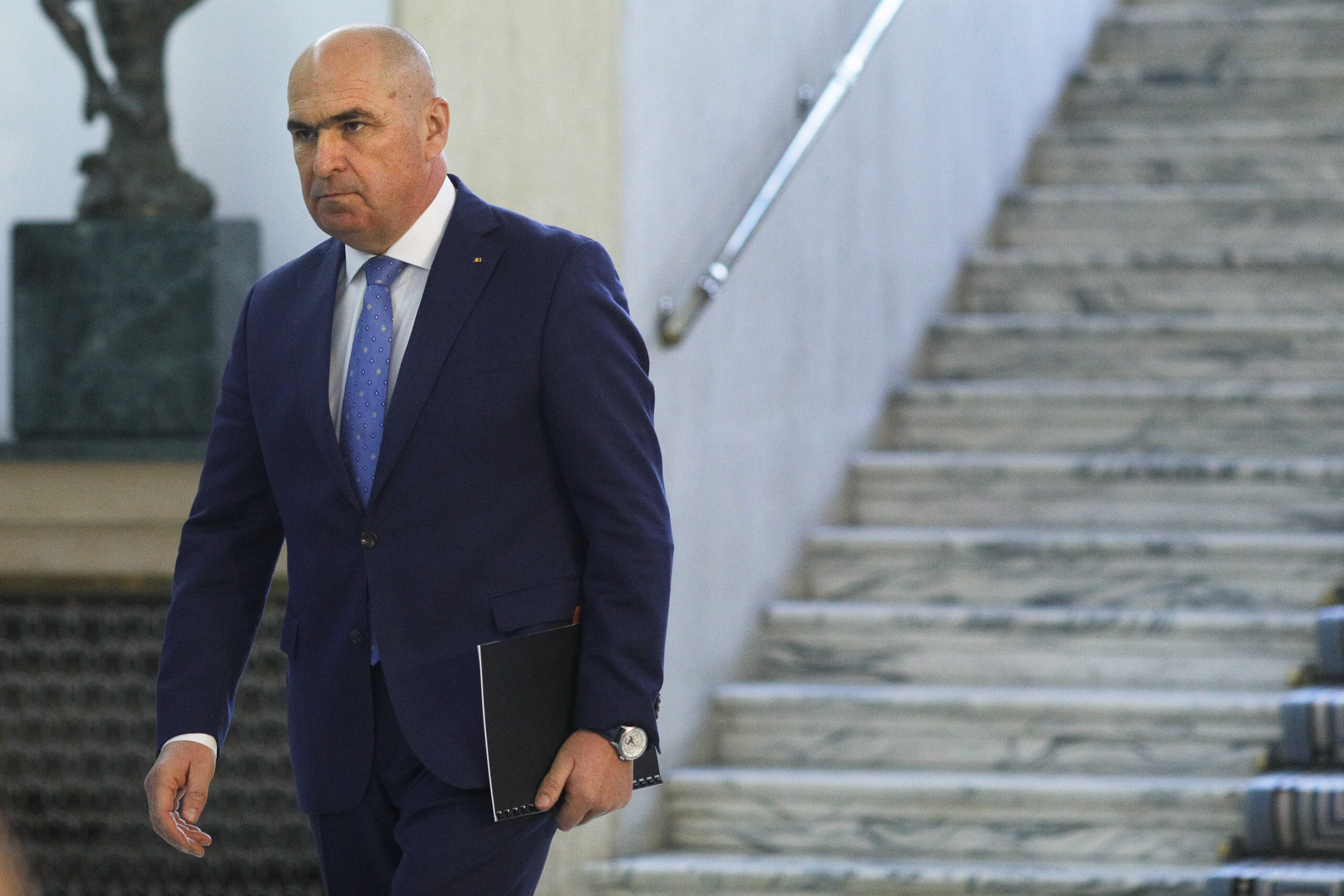 Analiză privind demiterea Guvernului Bolojan și impactul crizelor politice asupra stabilității economice