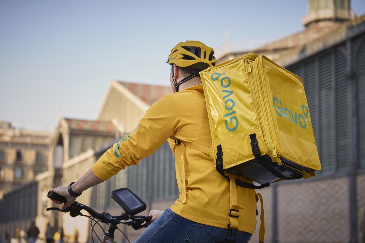 Parteneriat între Glovo și eMAG: abonații Genius primesc livrări gratuite prin Glovo Prime