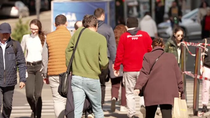 Românii manifestă temeri mai mari decât media europeană privind sărăcia și scăderea nivelului de trai