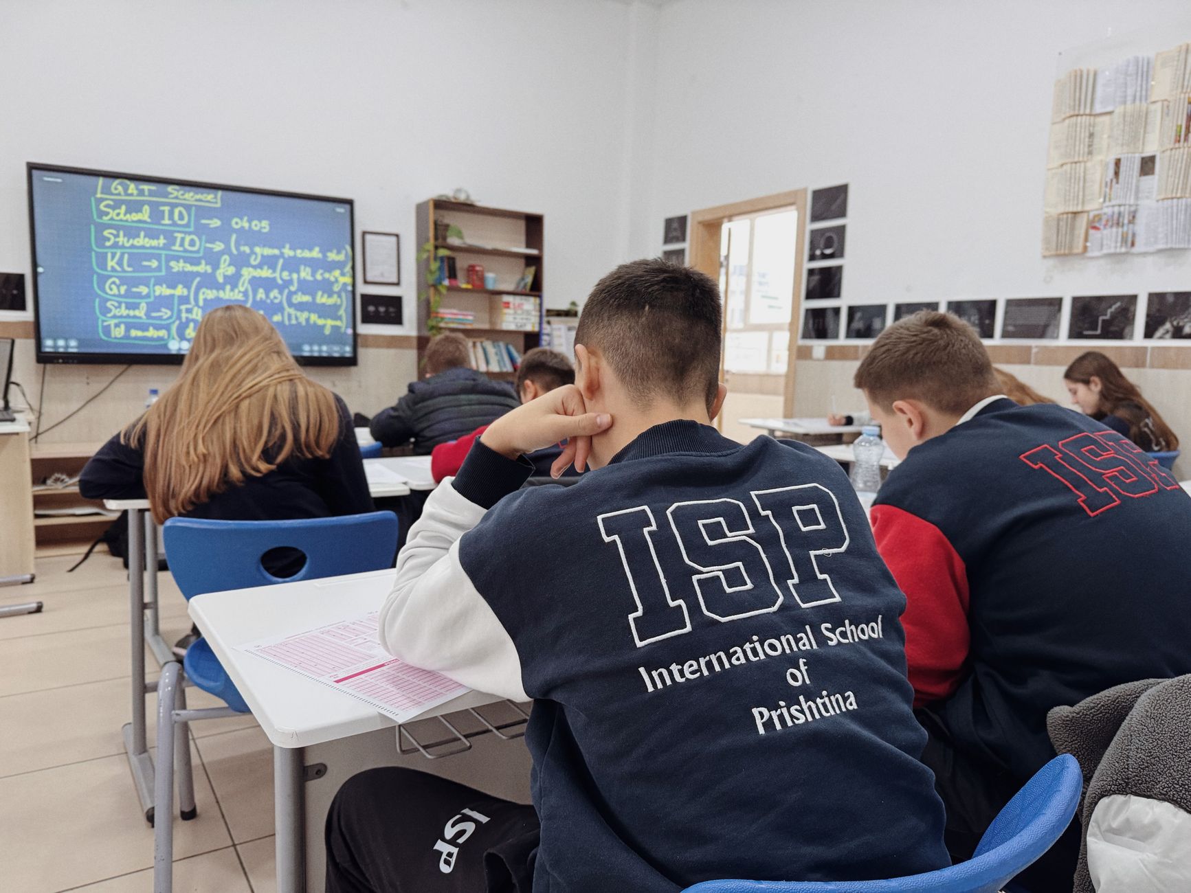 Elevii au nevoie de competențe practice și digitale, nu doar de echipamente noi în școli