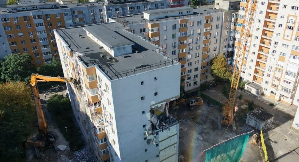 A început demolarea etajelor superioare ale blocului din Rahova afectat de explozie