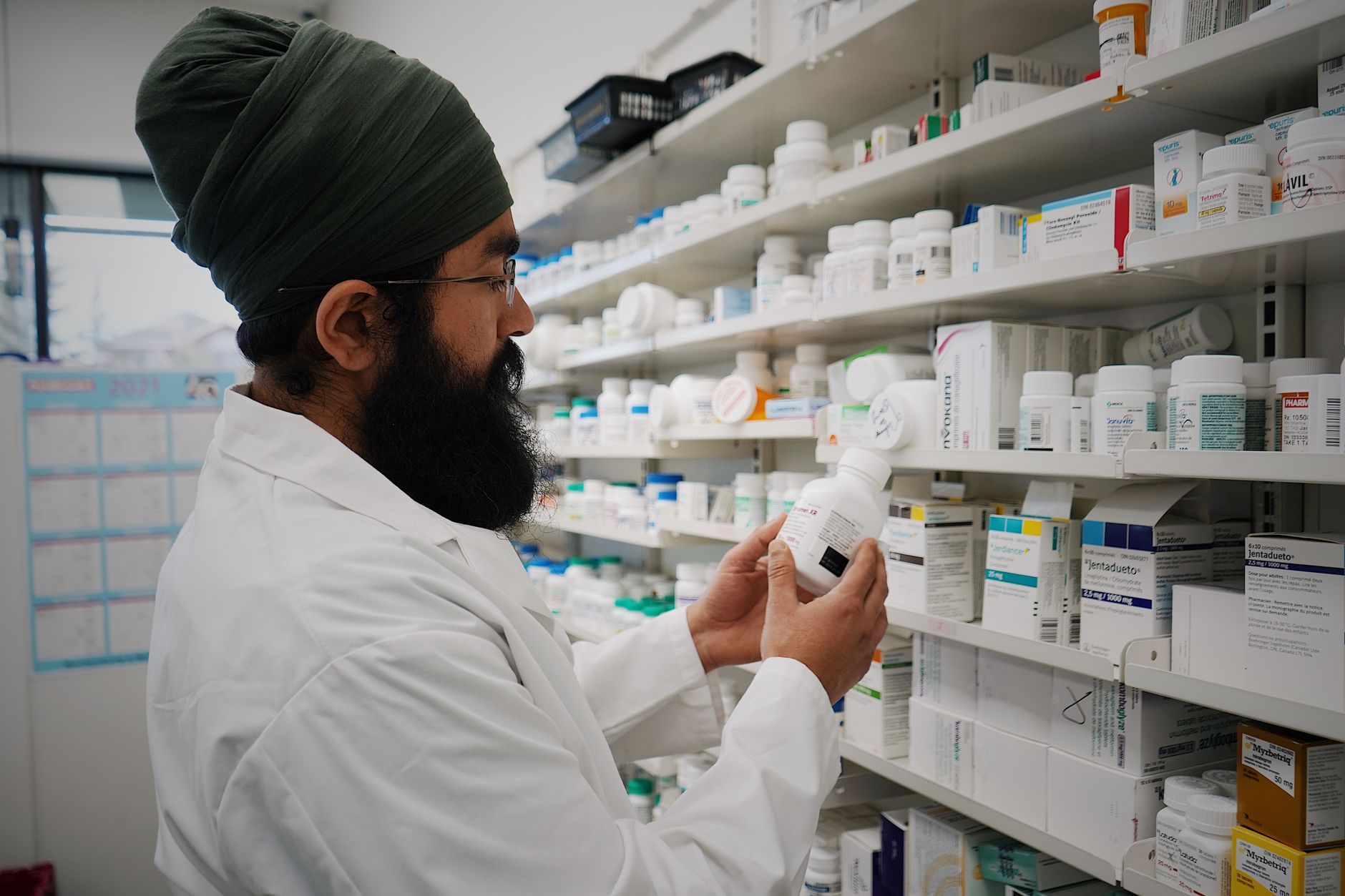 Eurodeputații propun măsuri noi împotriva vânzării online de medicamente falsificate