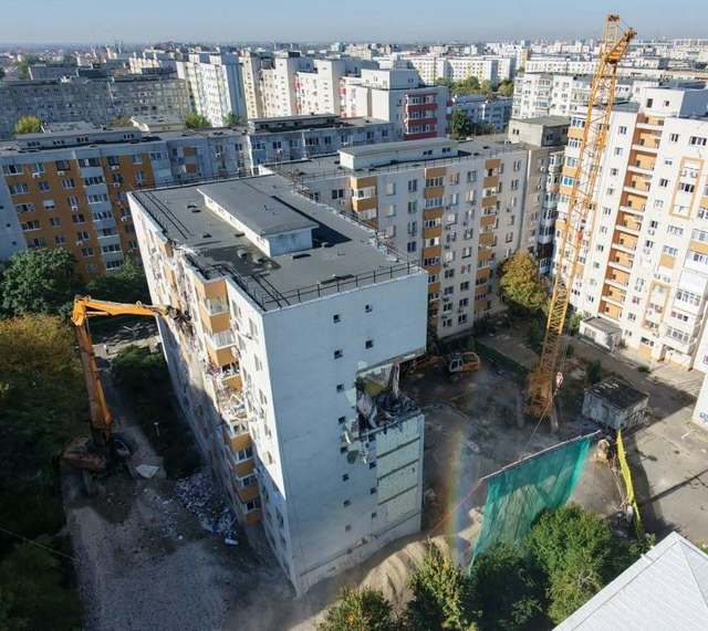 Demolarea controlată a etajelor superioare ale blocului din Rahova a început oficial