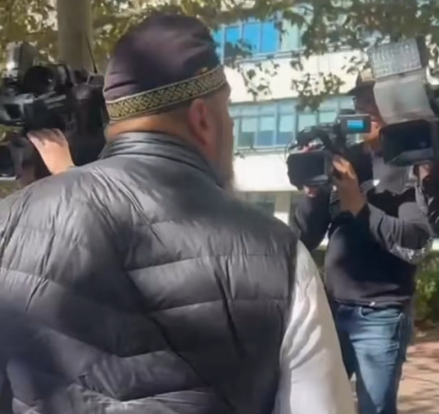 Dosar penal pentru un bărbat de 50 de ani care a agresat doi cameramani în fața sediului DIICOT