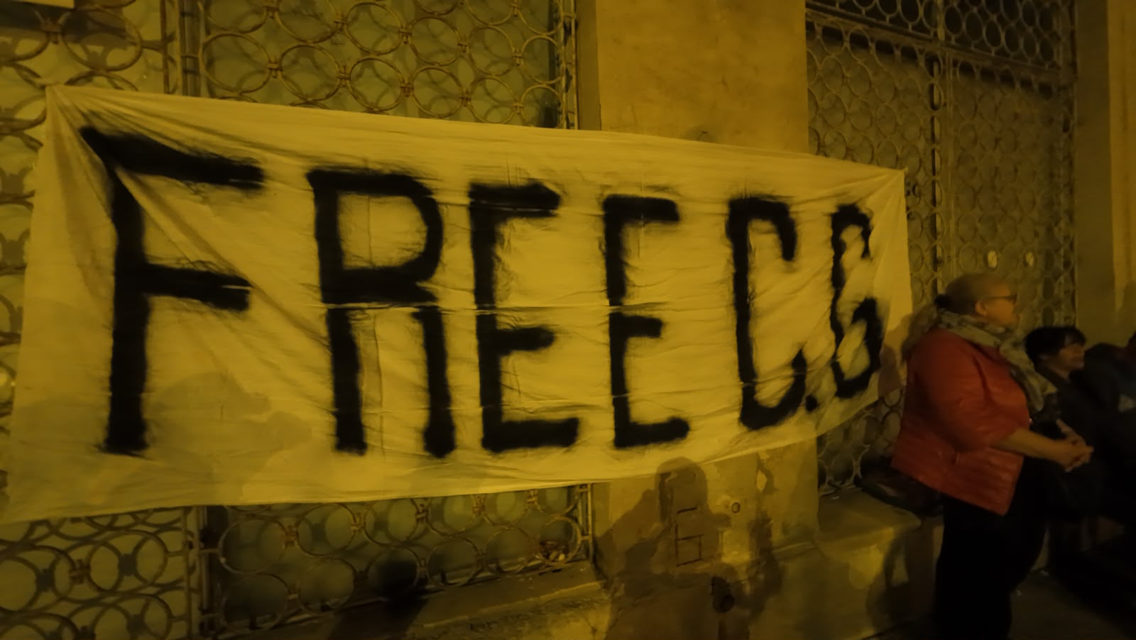 Aproximativ 200 de susținători ai lui Călin Georgescu protestează în fața Arestului Central