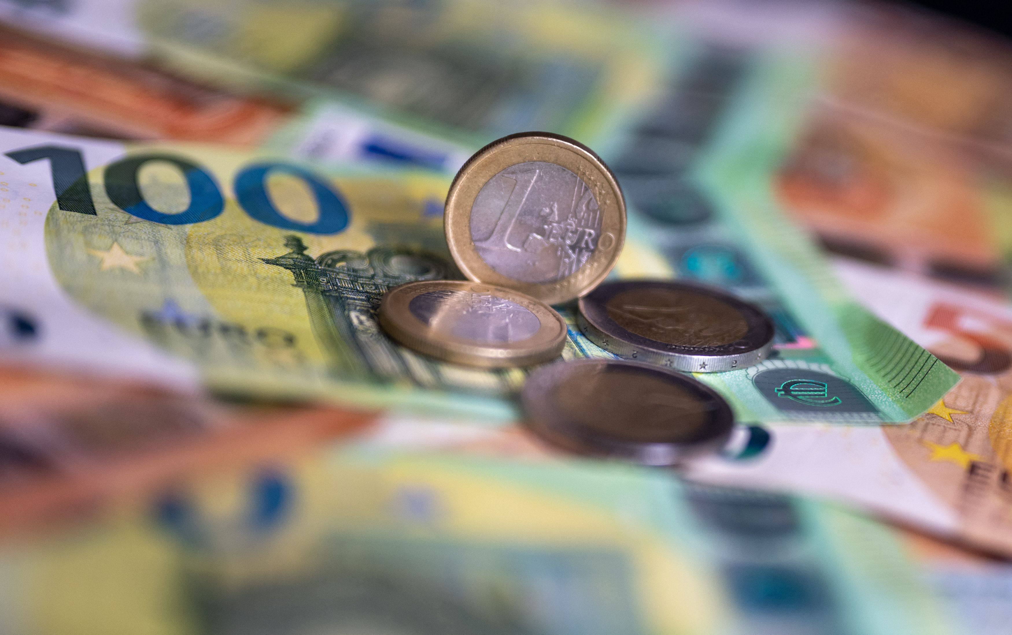 Dividendele sectorului financiar au depășit 1,4 mld. euro, în timp ce investițiile străine au atins un record