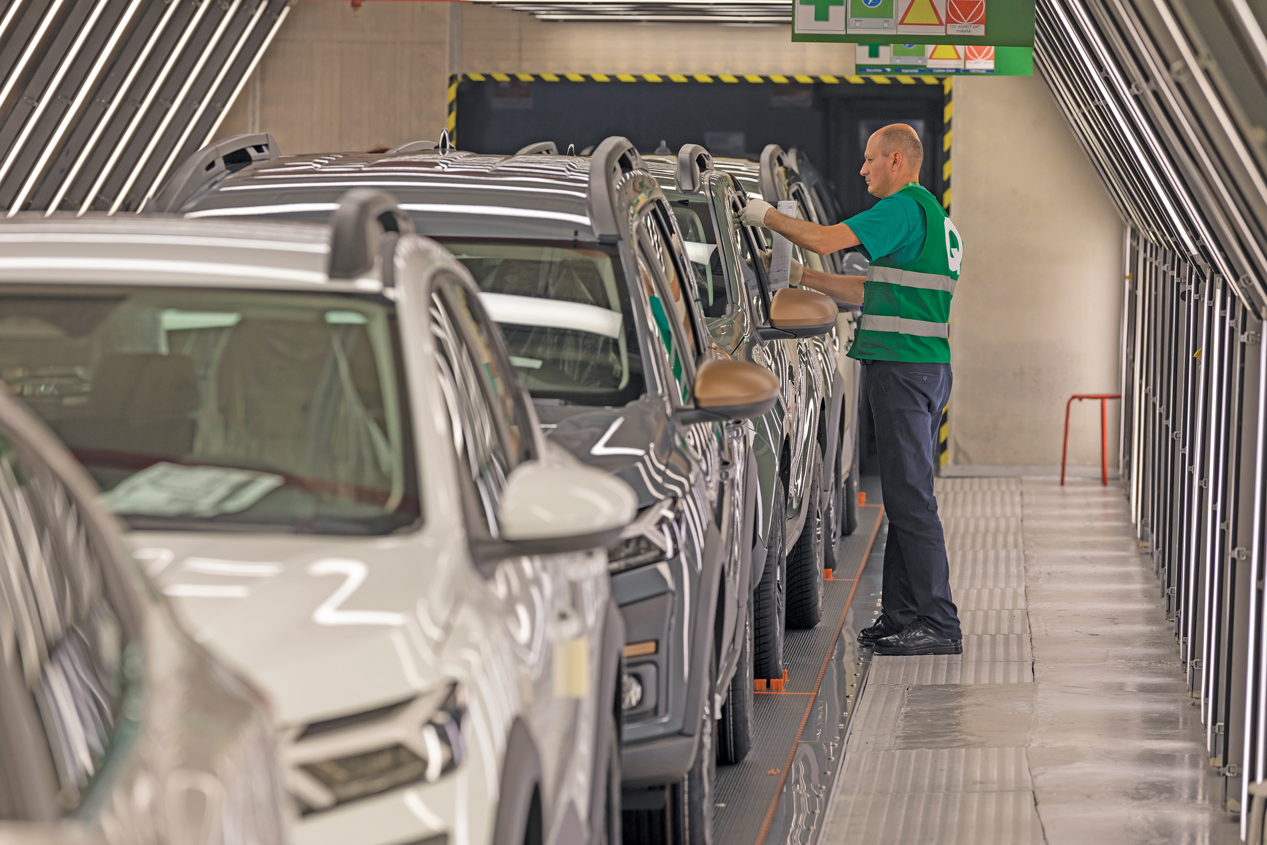 Automobile Dacia oprește producția pentru două zile și lansează un nou program de plecări voluntare