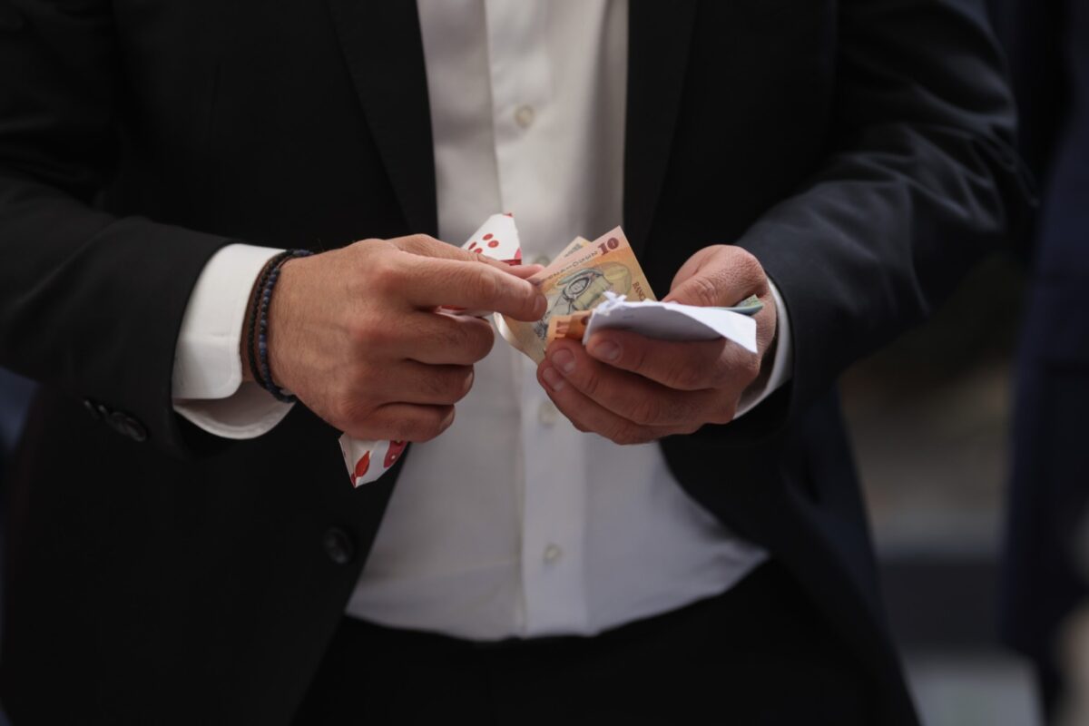 Transparența salarială în România: întârzierea transpunerii directivei europene și riscurile pentru angajatori