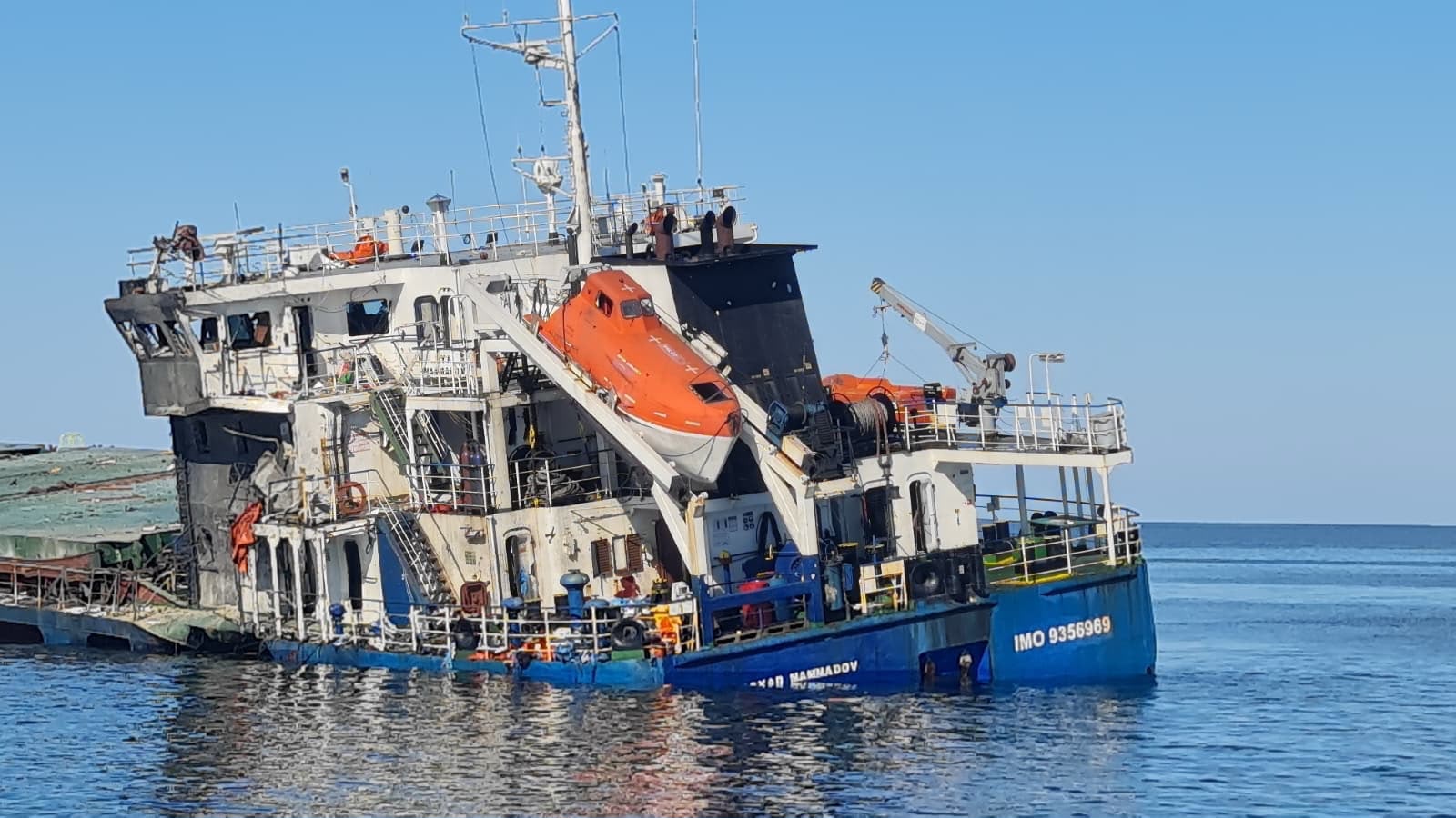 11 marinari au fost transportați la spital după ce o navă de cereale a fost lovită de drone în Marea Neagră