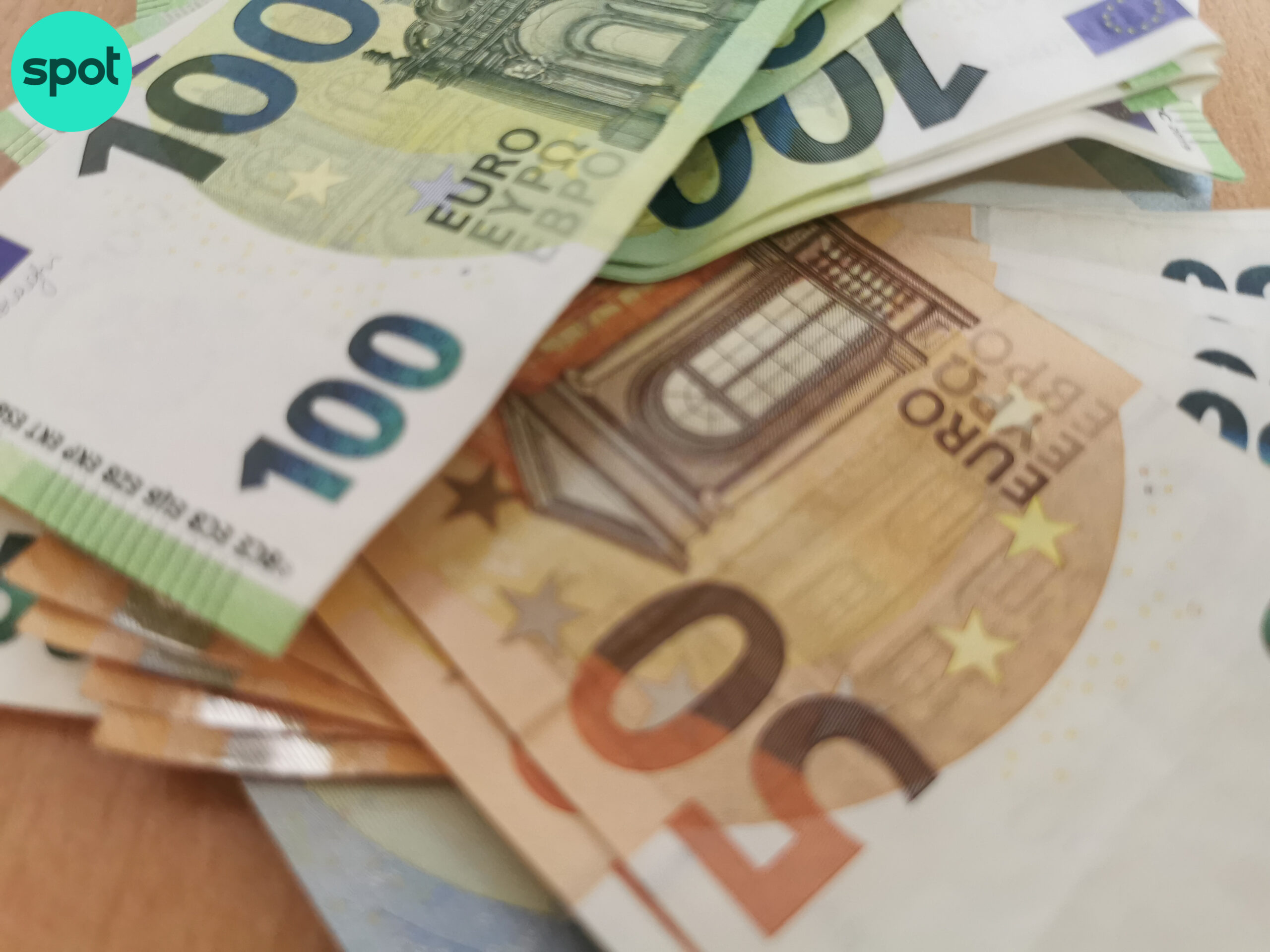 Cursul euro a atins un nou record la BNR, fiind cotat la 5,3527 lei