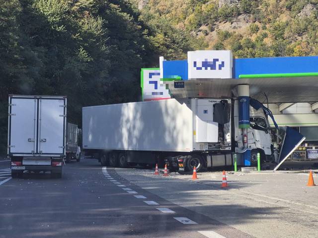 Accident grav într-o benzinărie de pe DN 7, în afara Călimănești: un autocamion a distrus pompele de carburant