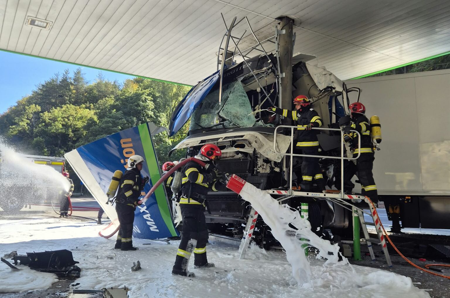 Un TIR a lovit o stație de alimentare cu carburant în localitatea Călimănești