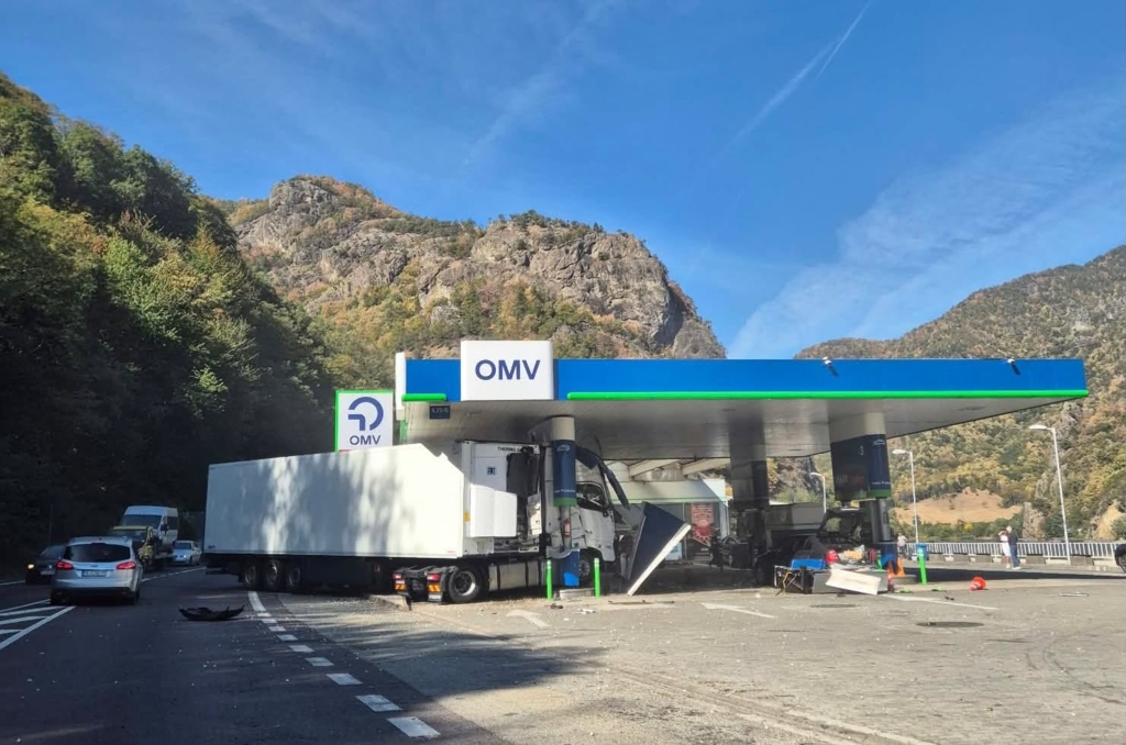 Trafic blocat pe Valea Oltului după ce un tir a intrat într-o benzinărie din Călimănești