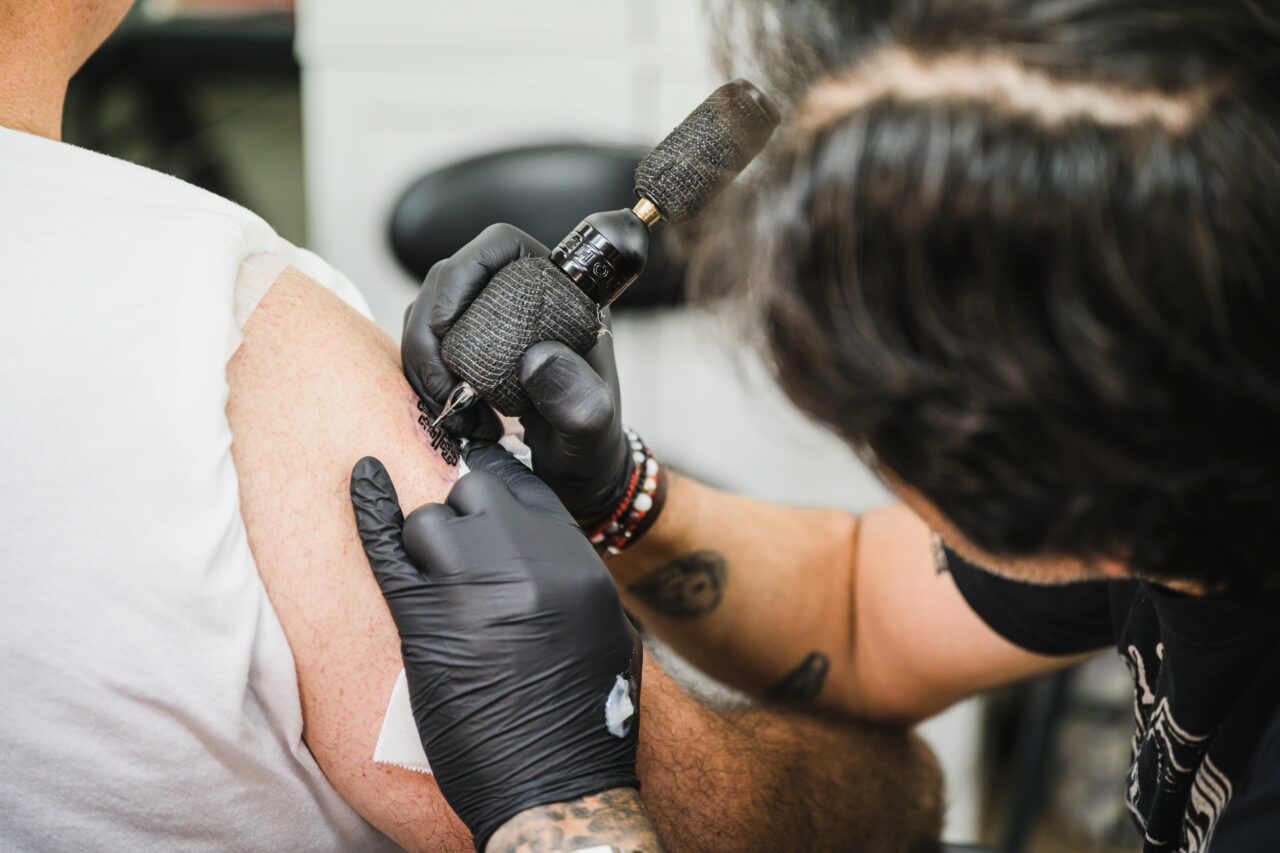 Administrator de salon de tatuaje din Constanța, reținută pentru că a practicat chirurgie estetică fără drept