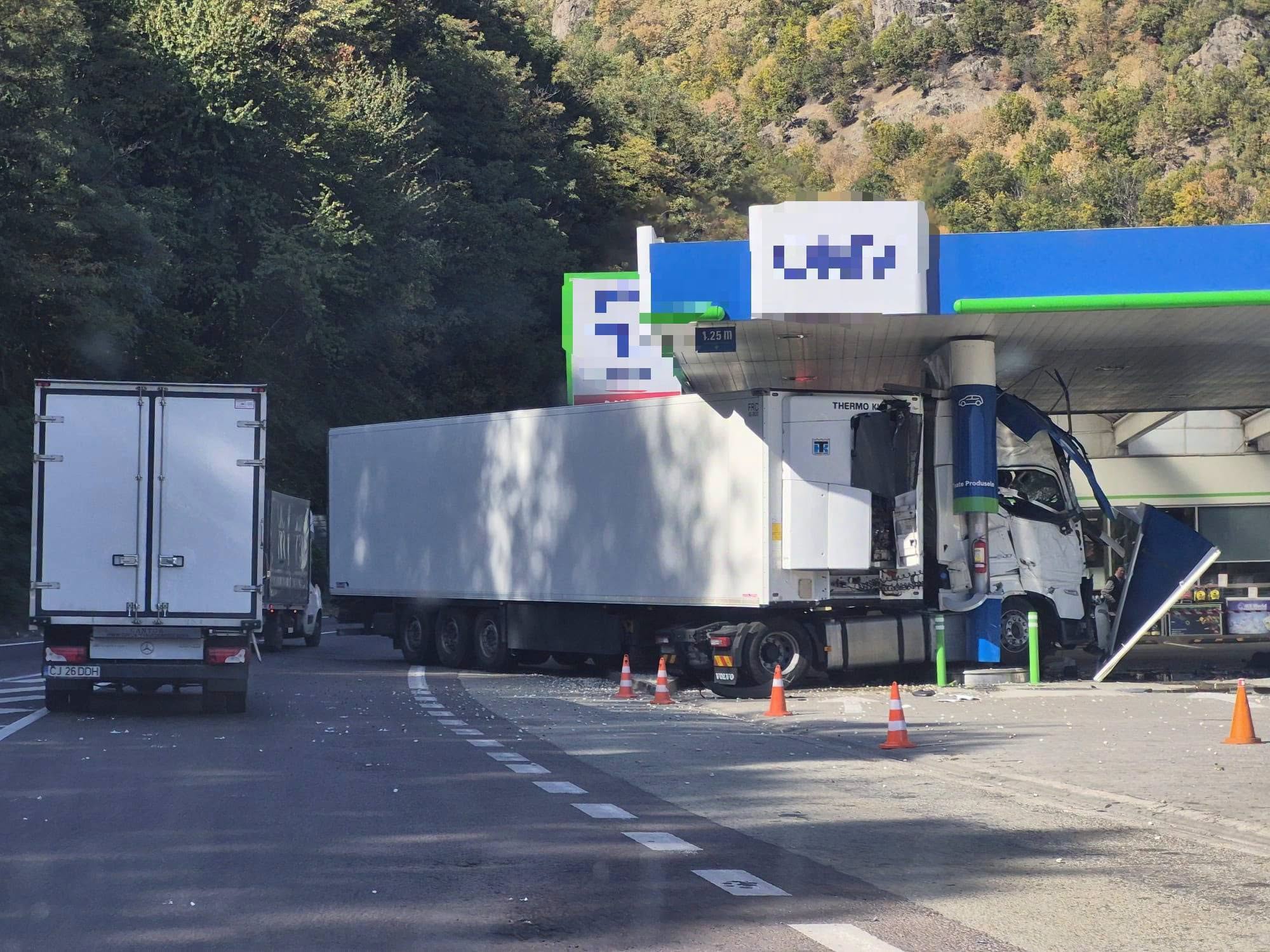 Accident grav la o benzinărie de pe Valea Oltului: un TIR a lovit pompele, au fost raportate scurgeri mari de combustibil