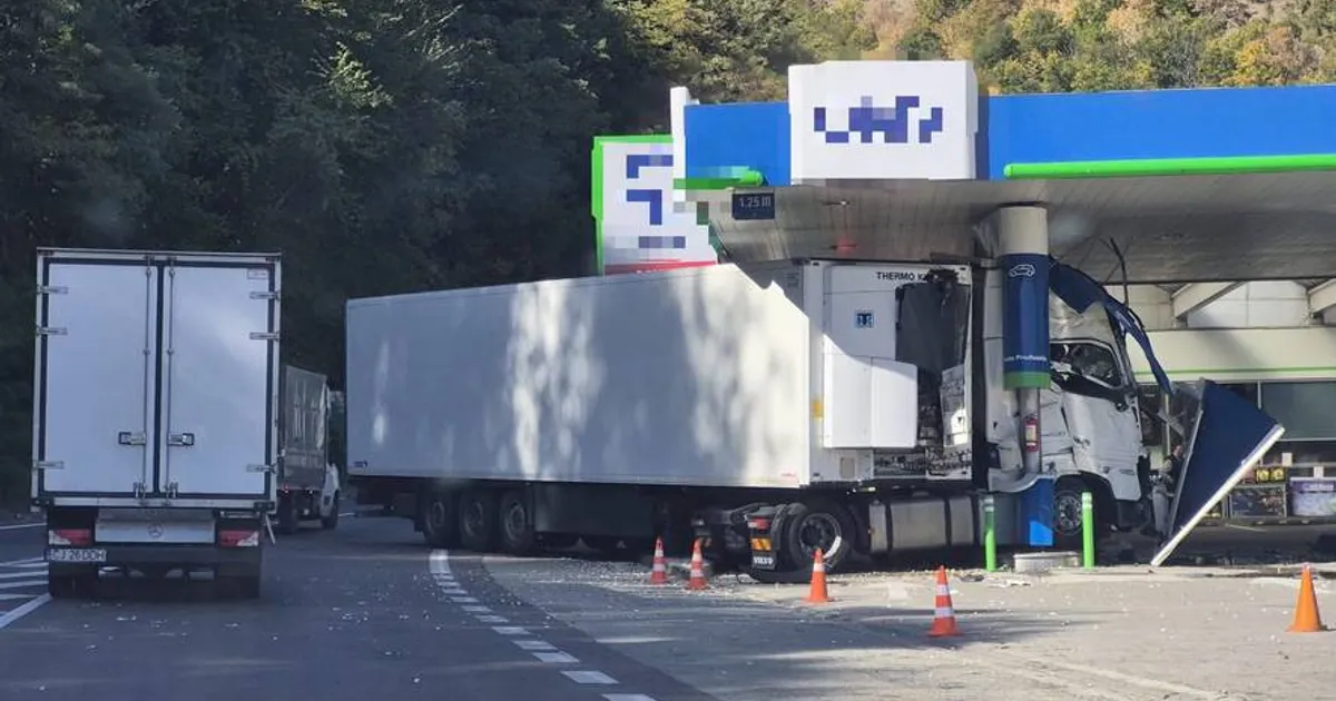 Accident grav pe Valea Oltului: un camion a lovit pompele unei benzinării, traficul este blocat pe DN 7