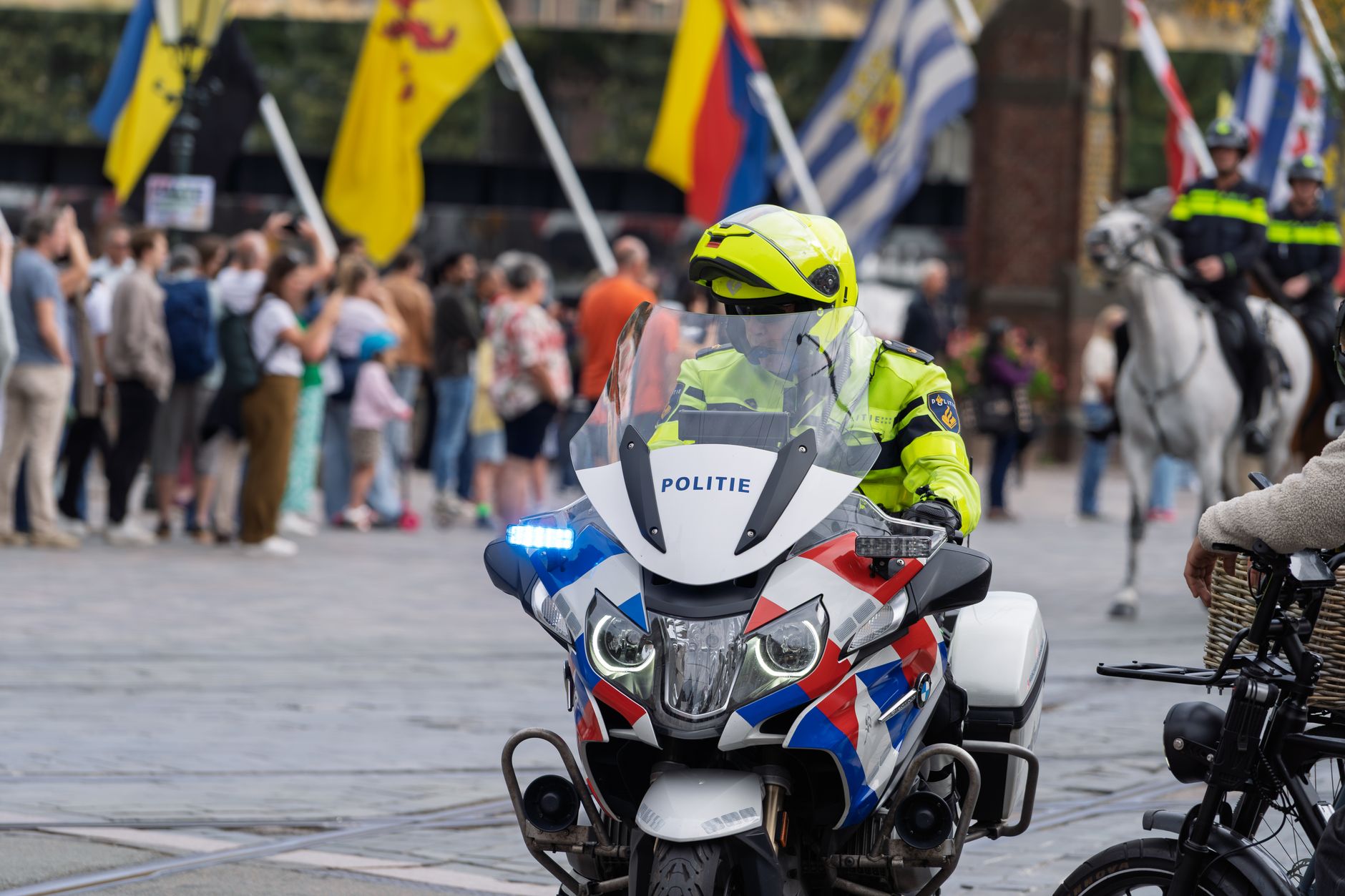 Suspectul Vlad Bălțățeanu este adus în România de polițiști după reținerea din Elveția
