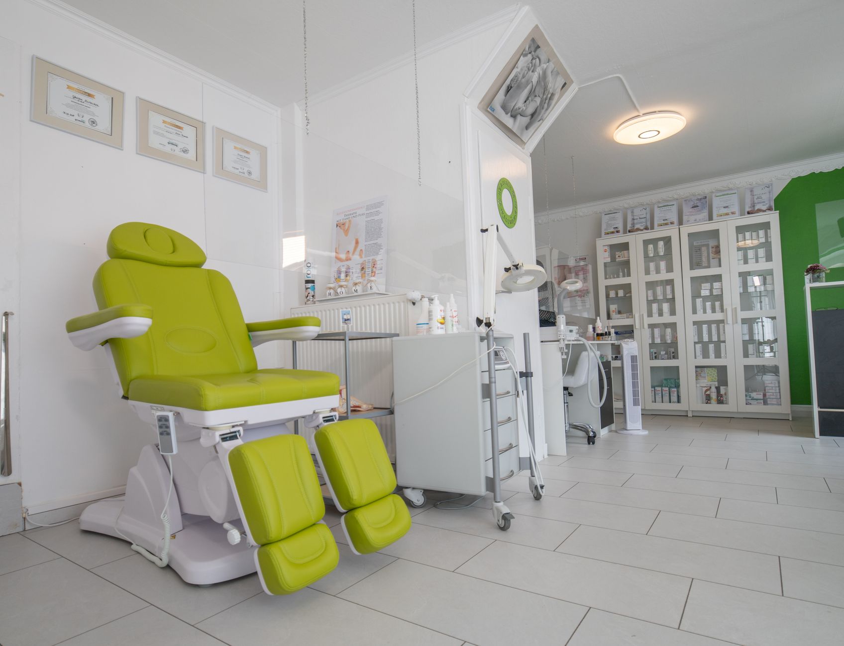 O femeie din Constanța a efectuat operații de chirurgie estetică într-un salon de tatuaje
