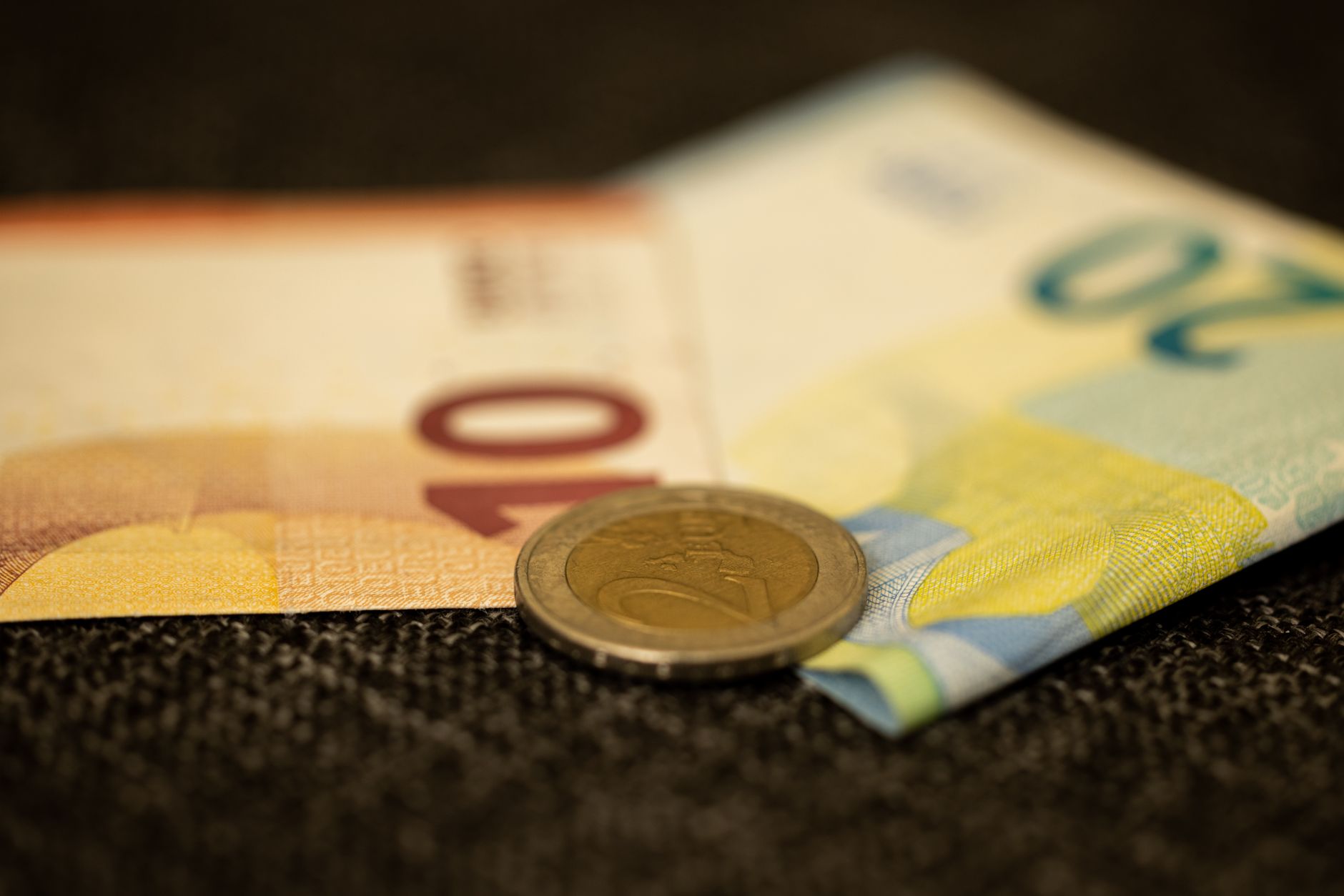 Euro atinge un nou record în fața leului. Cursul BNR a ajuns la un nou maxim istoric
