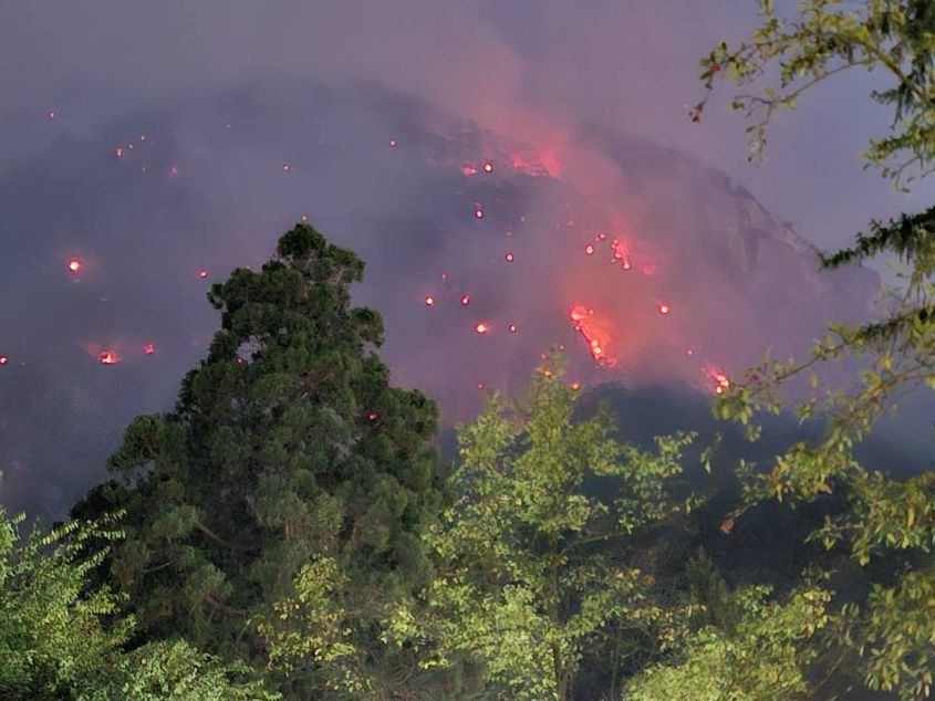 Incendiul din Domogled arde de peste o lună; comunitatea de la Băile Herculane a organizat o procesiune pentru ploaie