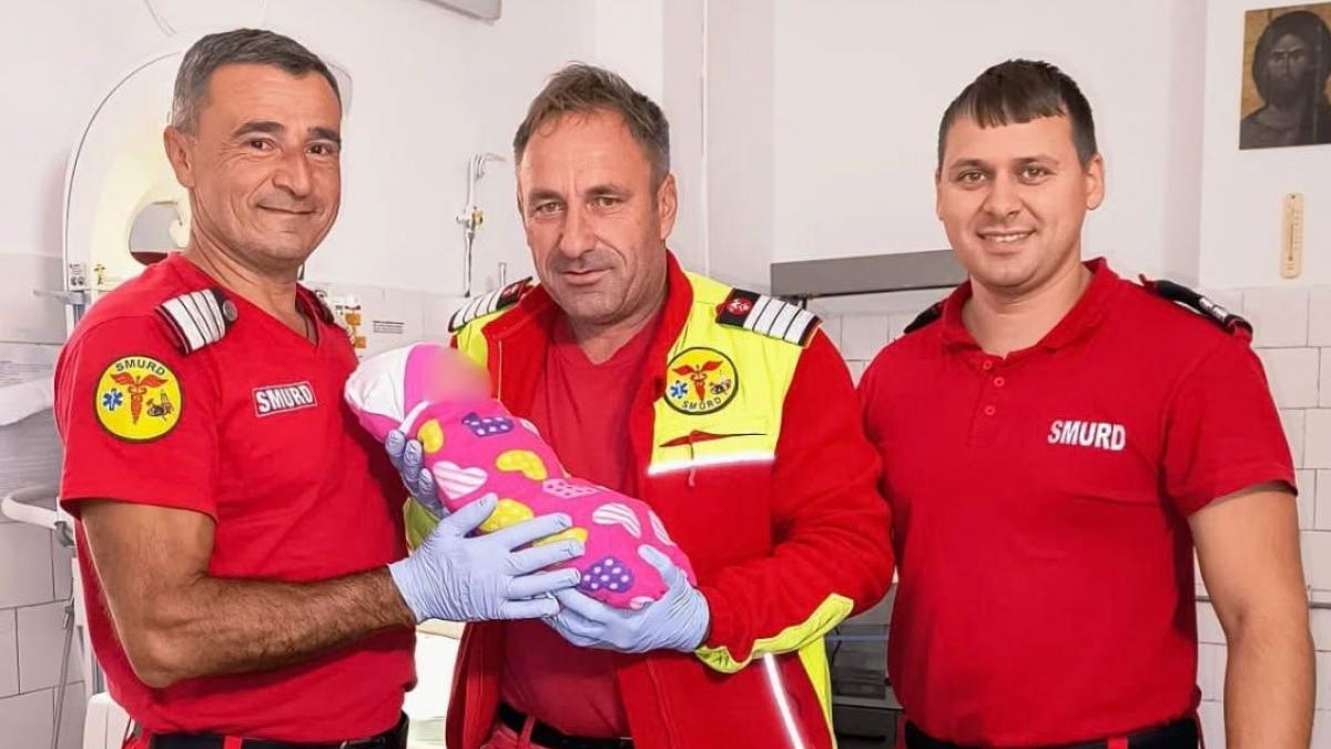 Un pompier SMURD din Arad a asistat la naștere în ambulanță, chiar în ultima tură înainte de pensionare
