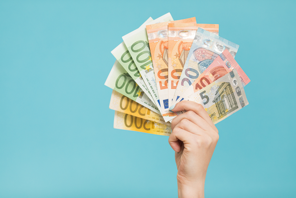 Cursul euro a atins un nivel record de 5,3527 lei în contextul instabilității politice