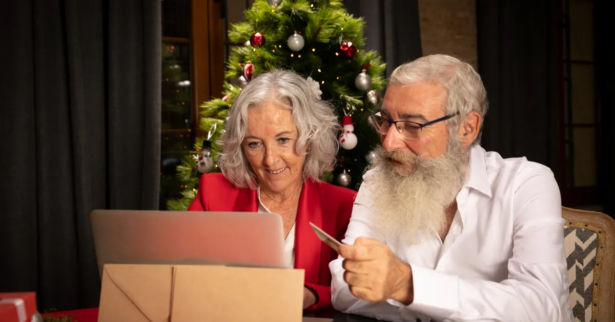 Pensionarii și persoanele cu handicap din Roman pot primi tichete sociale de Crăciun