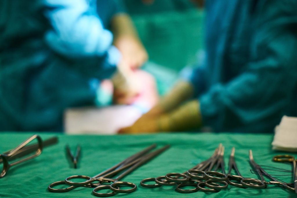 Femeie fără studii medicale efectua operații estetice și de mărire a organelor la Constanța
