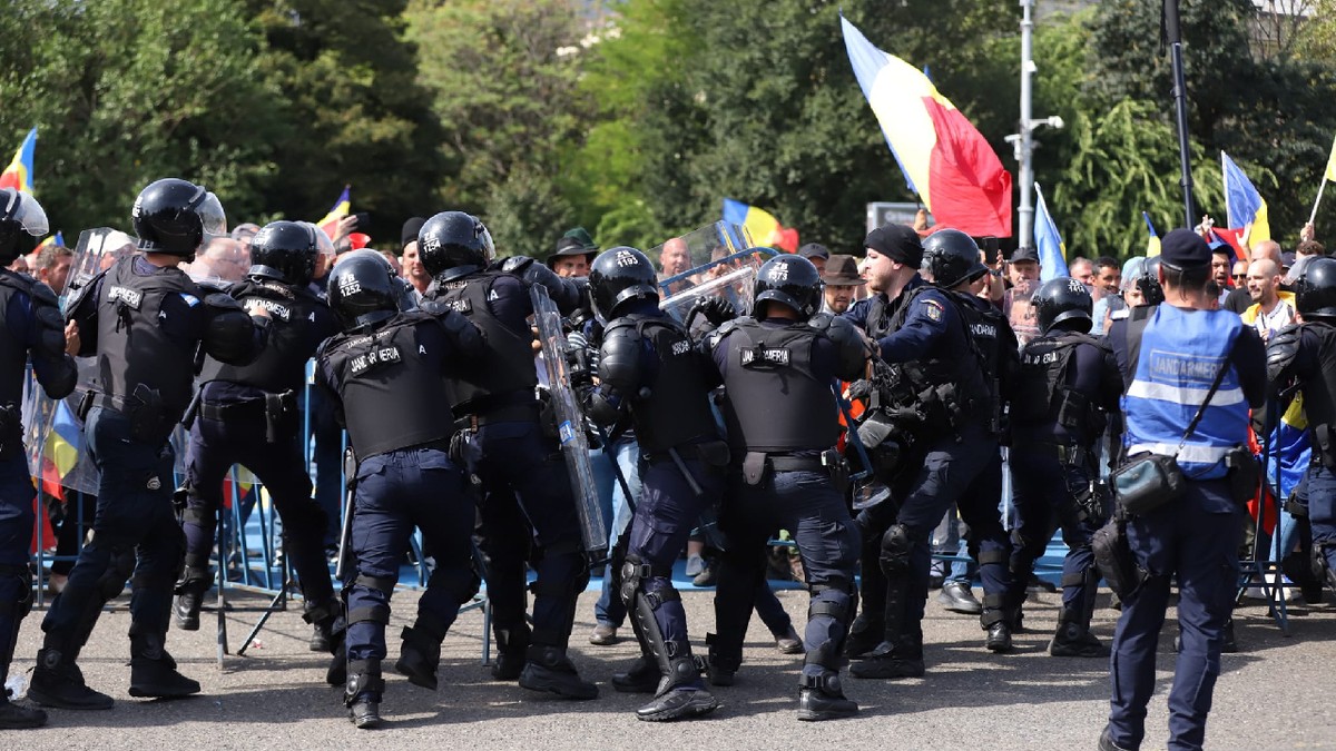 Poliția execută 21 de percheziții în dosarul violențelor de la protestul din Piața Victoriei