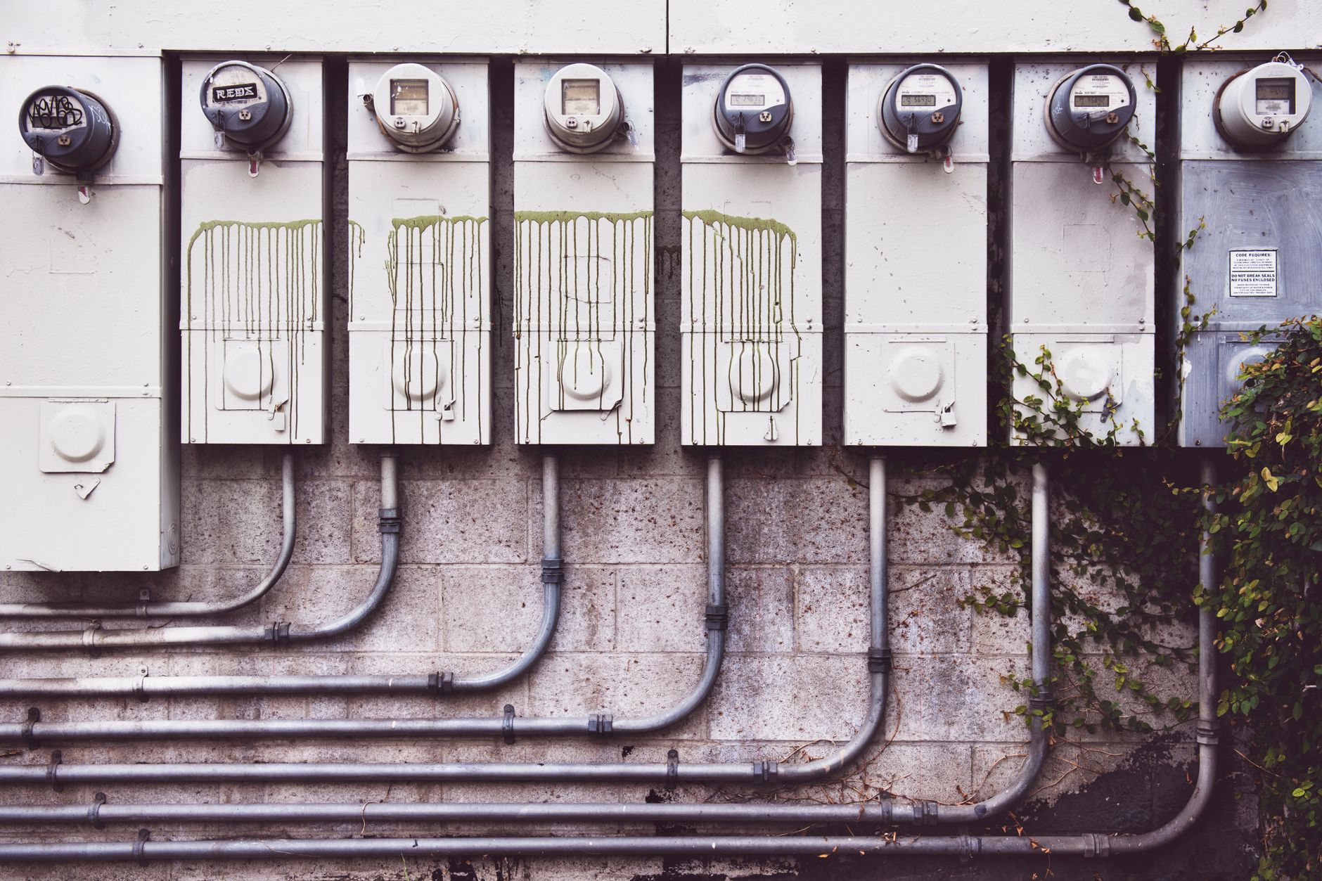 Facturile la energia electrică vor crește de la toamnă. Estimările AEI pentru noile contracte