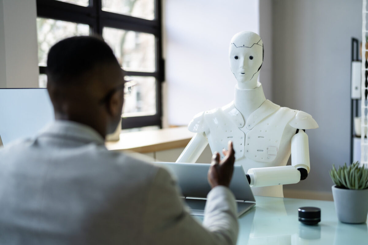 Studiu MKOR: 22% dintre angajații din România aleg inteligența artificială în locul colegilor pentru soluții