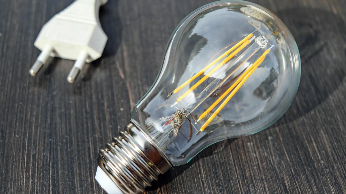 Facturile la electricitate ar putea crește semnificativ în perioada următoare, estimează AEI