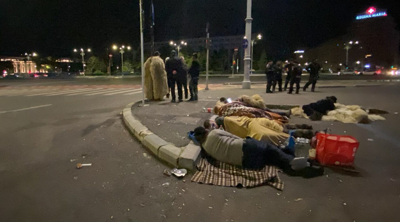 Proteste de neorganizat în Piața Victoriei: Oieri care au ales să doarmă pe trotuare în fața Guvernului