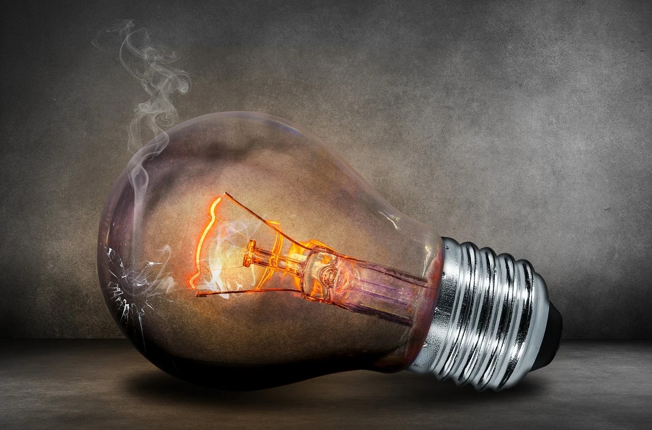 Prețurile la energia electrică vor crește cu 22% în această toamnă, estimează AEI