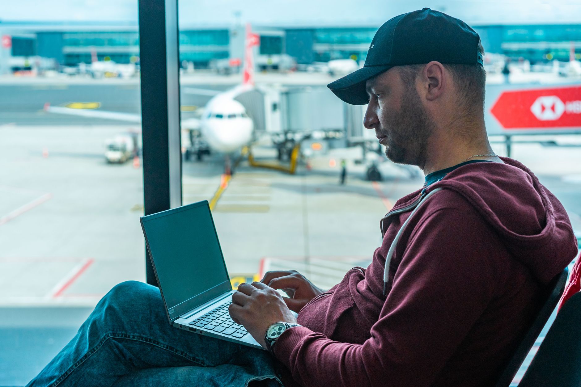 TAROM anunță dificultăți în rezervarea biletelor online din cauza actualizărilor sistemului