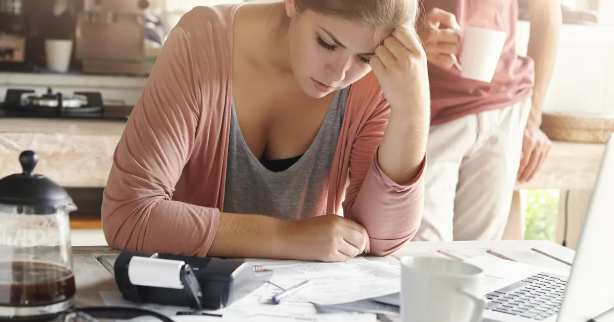 România riscă retrogradarea la categoria junk în octombrie. Pericol pentru pensii și salarii