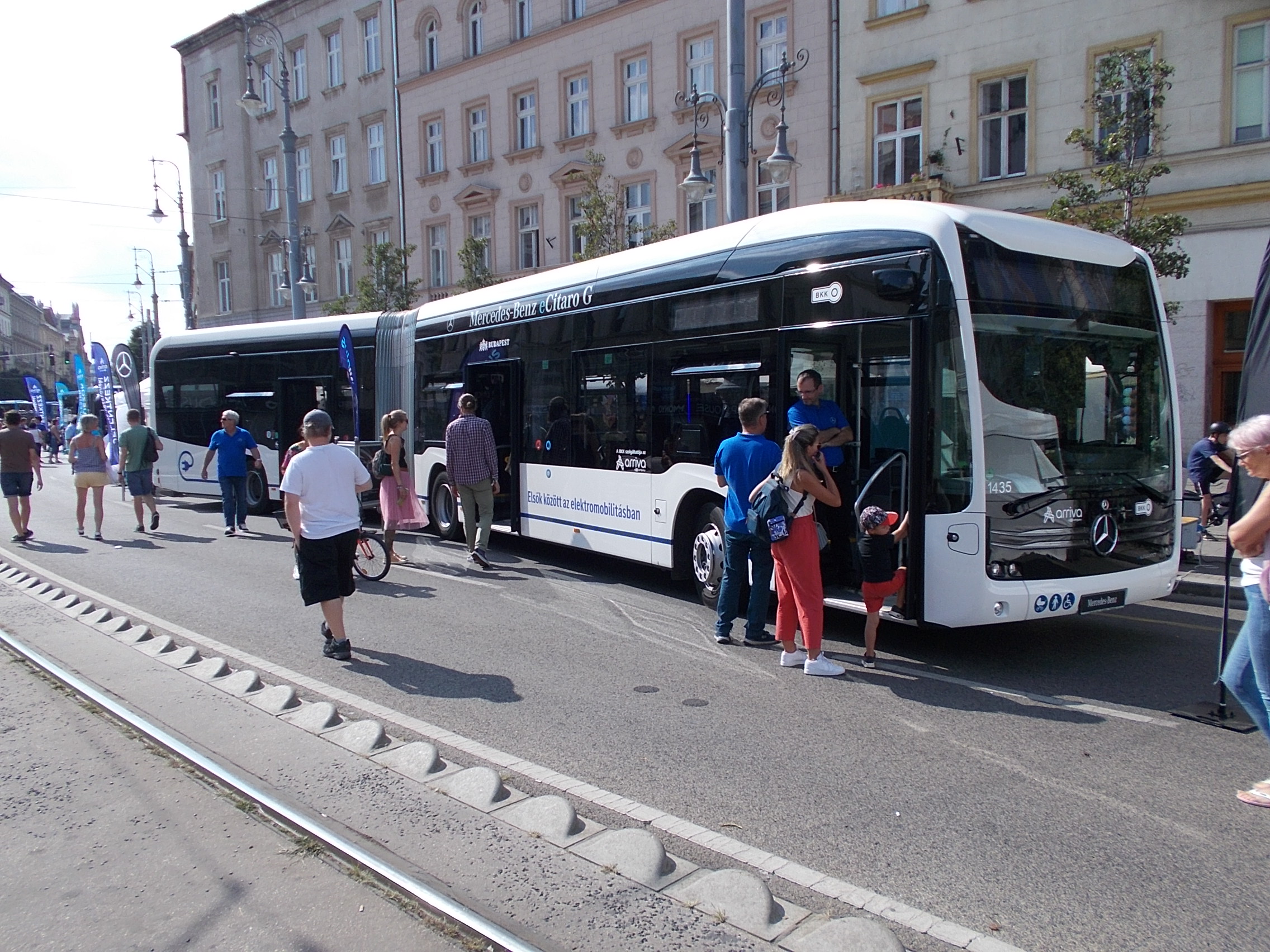 Bucureștiul primește 87,44 milioane de euro pentru 95 de vehicule noi în transportul public