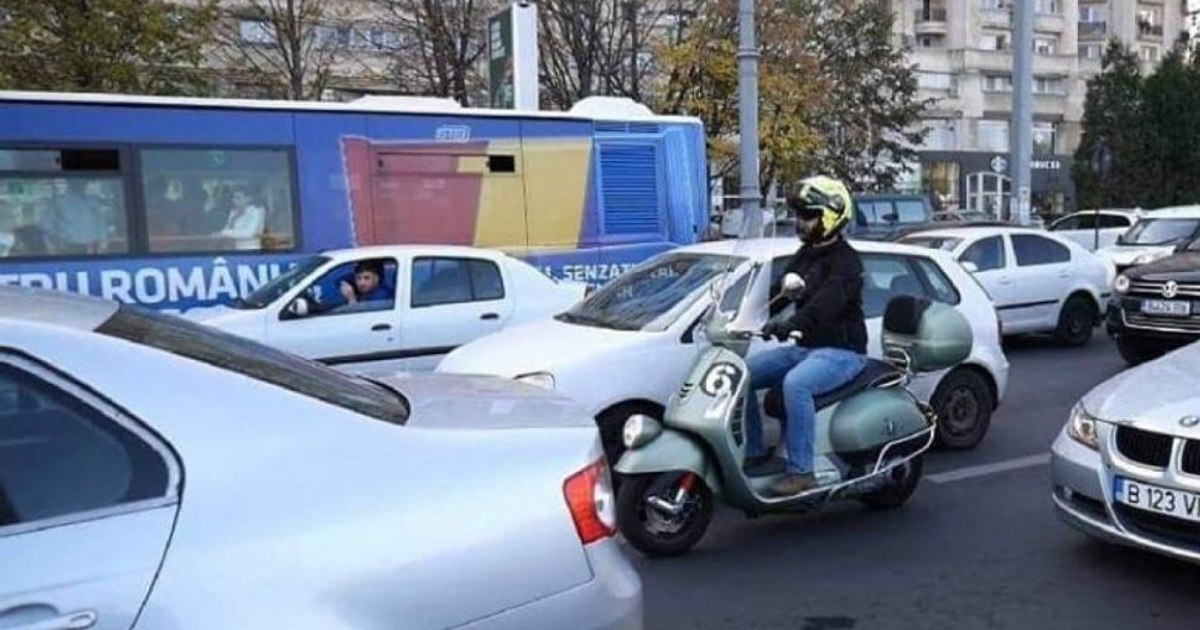 Se schimbă regulile de circulație pentru motocicliști: pot trece printre mașini la semafor