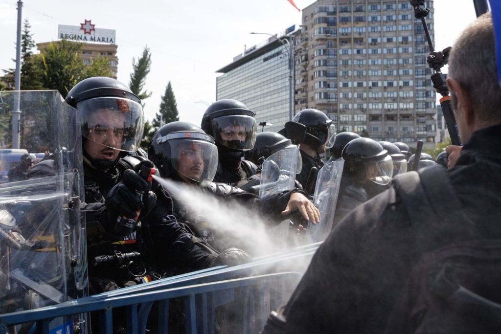 Violențe în Piața Victoriei: 47 de persoane conduse la poliție și 10 jandarmi răniți