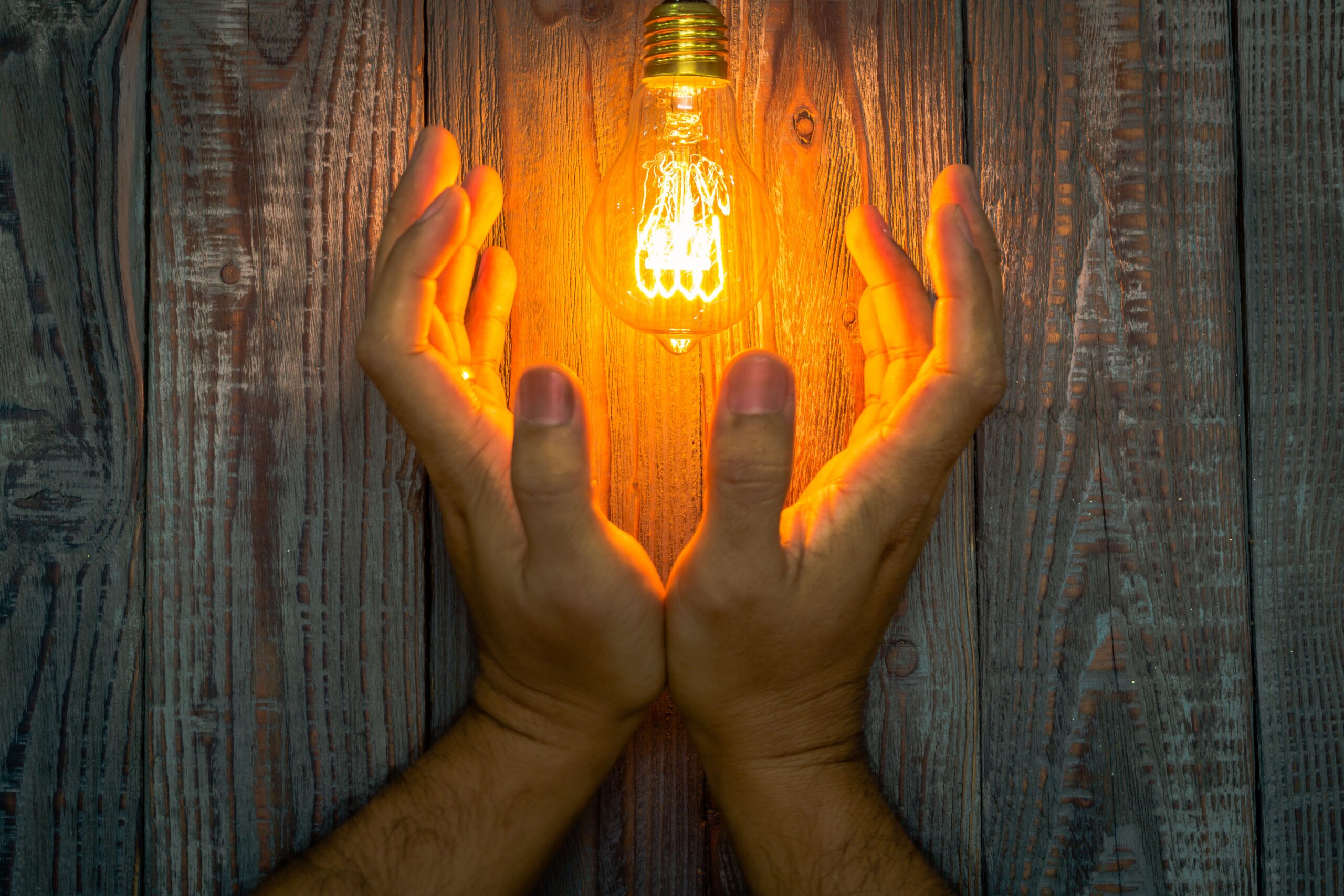 Estimări privind costurile energiei: facturile la electricitate ar putea crește cu peste 20% în perioada de iarnă