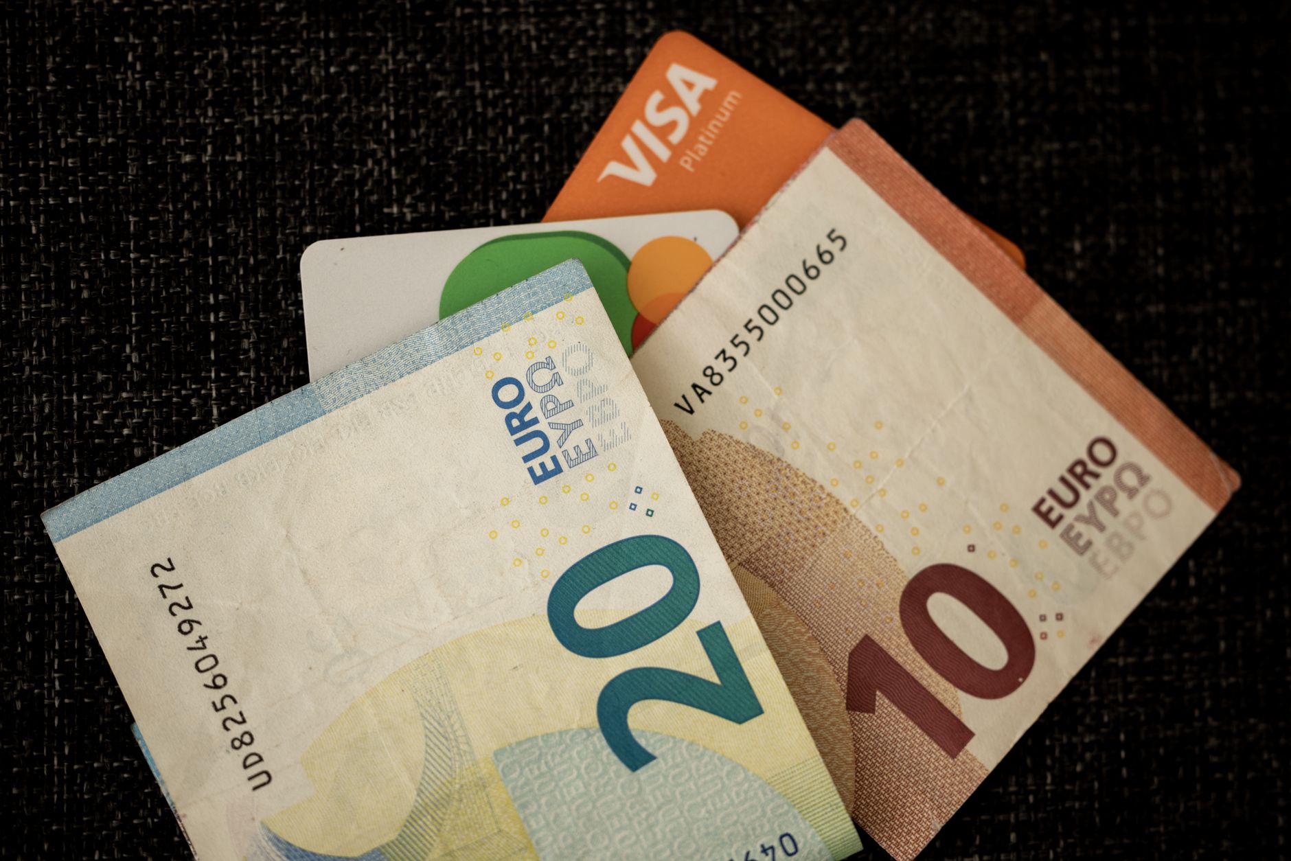 Leul românesc în scădere față de euro: cursul a atins niveluri record pe piața valutară