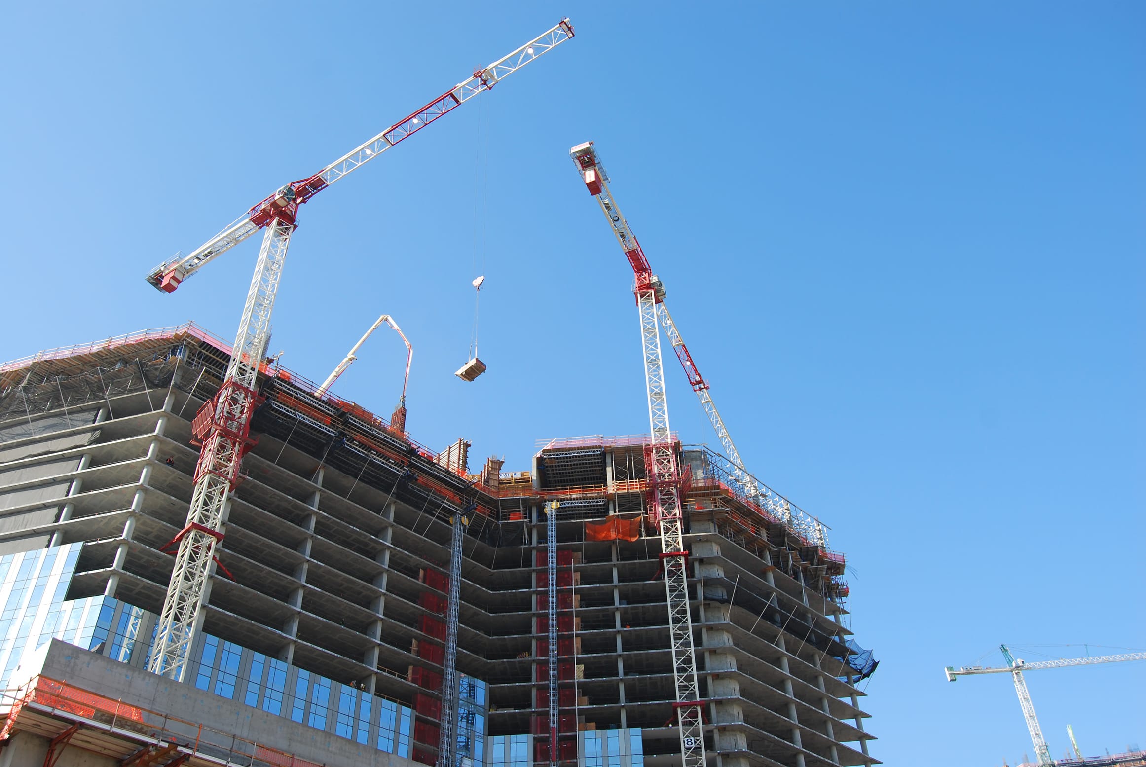 Constructorii avertizează că incertitudinea politică și fiscală amenință activitatea afacerilor