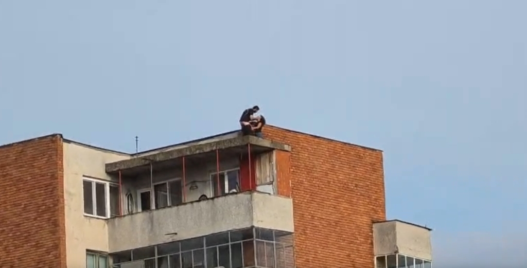 Dosar penal deschis în Oradea după ce un cuplu a întreținut relații intime pe acoperișul unui bloc